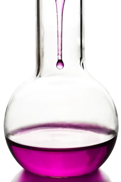 Gotejamento líquido da pipeta para o frasco isolado — Fotografia de Stock