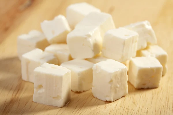 Feta-Käse auf Holzschneidebrett — Stockfoto