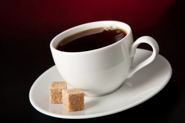 Чашка кофе на черном фоне — стоковое фото