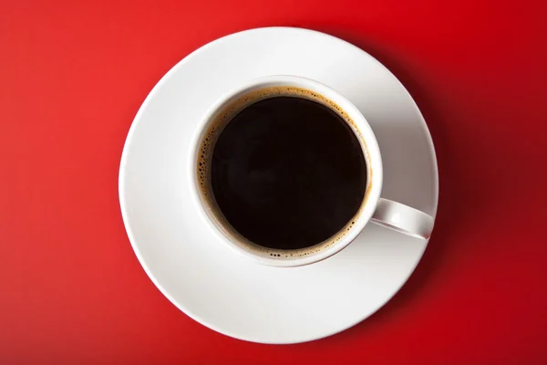 Cangkir kopi dengan latar belakang merah — Stok Foto