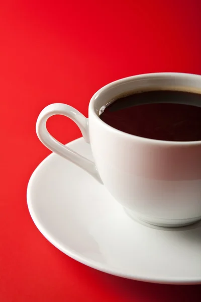 Tasse Kaffee auf rotem Hintergrund — Stockfoto