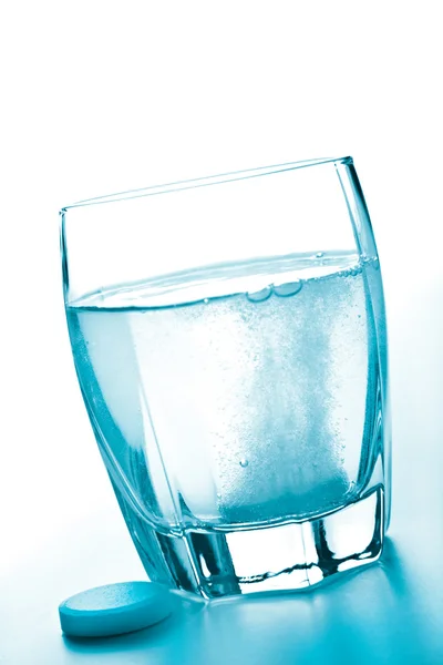 Pillen und Glas Wasser — Stockfoto