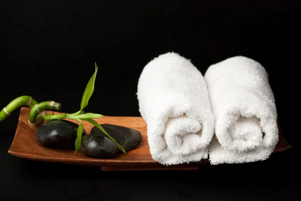 Piedras de spa y toallas sobre negro —  Fotos de Stock