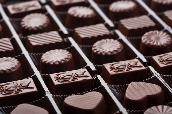 Assorted chocolade snoepjes in vak — Stockfoto