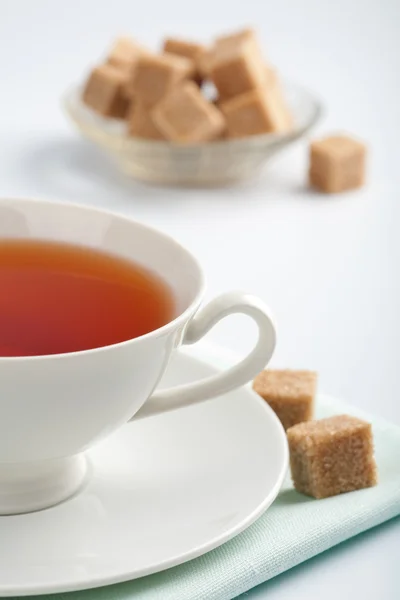 Šálek čaje a třtinového cukru — Stock fotografie