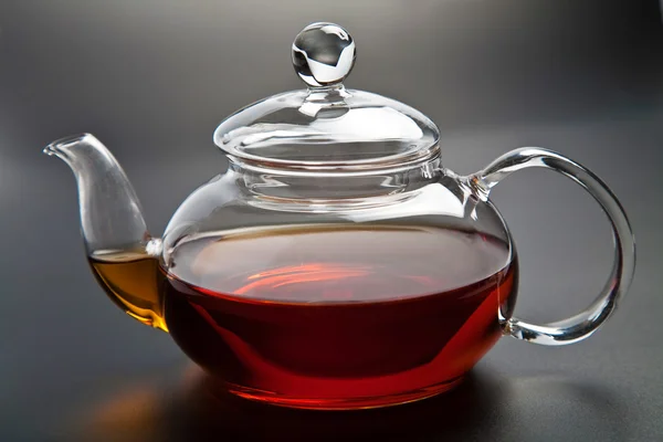 Скляний чайник з чорним чаєм — стокове фото