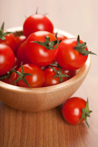 Tomates maduros en tazón de madera —  Fotos de Stock