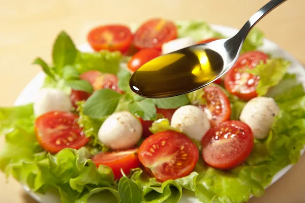 Olijfolie en salade — Stockfoto