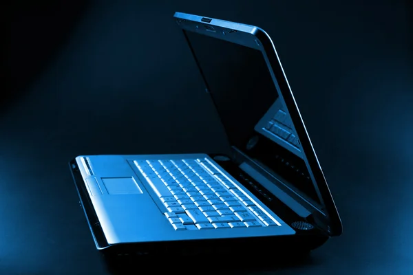 Notebook fekete háttér felett — Stock Fotó