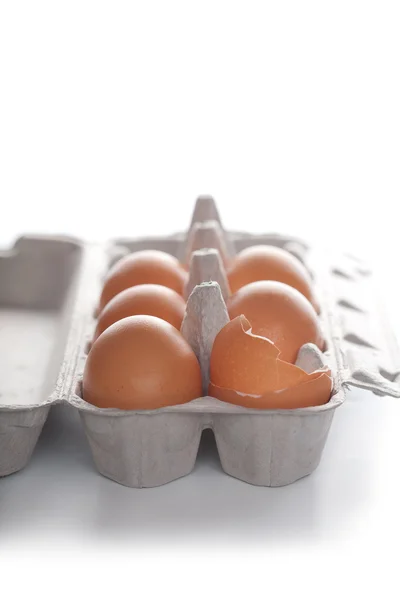 Yumurtalar izole kutusunda — Stok fotoğraf