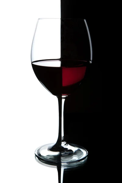 Glas Rotwein isoliert — Stockfoto