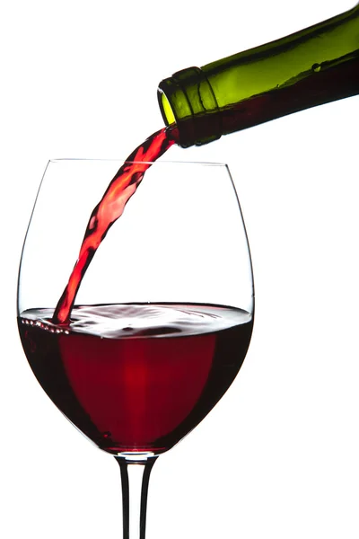 Anggur merah mengalir ke gelas yang terisolasi — Stok Foto