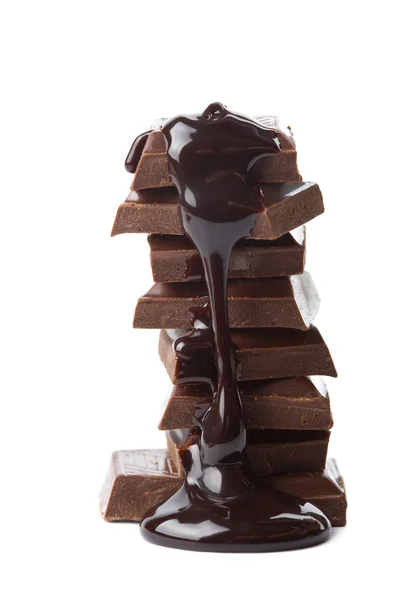 Izole çikolata parçaları dökülür varlık şurubu — Stok fotoğraf