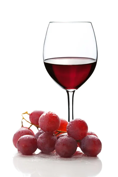 Copa de vino tinto y uvas aisladas —  Fotos de Stock