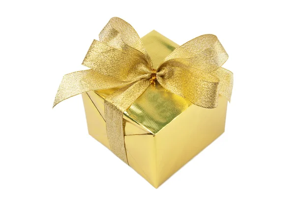 Izole yay ile altın hediye kutusu — Stok fotoğraf