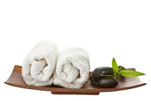 Spa kamienie i ręczniki na białym tle — Zdjęcie stockowe