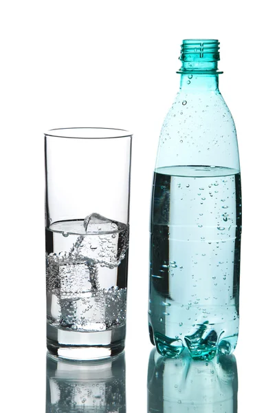 Стакан воды и бутылка изолированы — стоковое фото