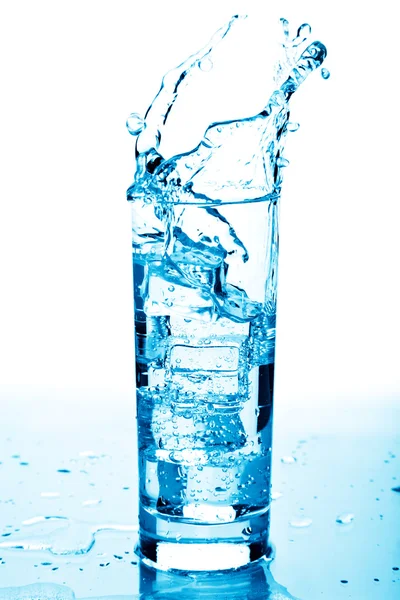 Salpicaduras de agua en vidrio aislado — Foto de Stock
