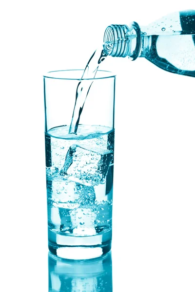 Wasser, das isoliert in Glas gegossen wird — Stockfoto