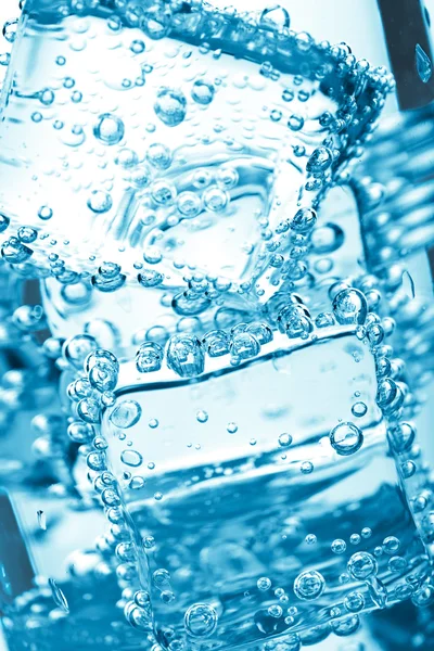 Cubo de hielo en burbujas de agua —  Fotos de Stock
