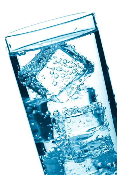 Glas water geïsoleerd — Stockfoto