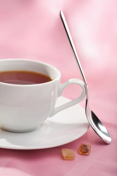 Tasse Tee über rosa — Stockfoto