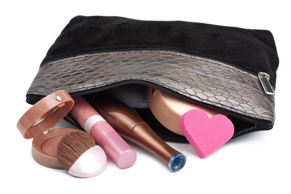 Zwarte tas met cosmetica geïsoleerd — Stockfoto