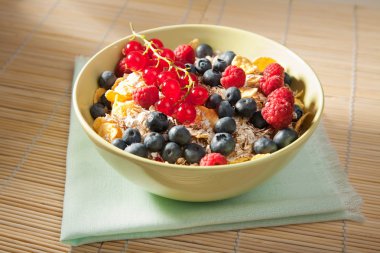 ahşap kase taze çilek