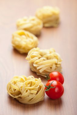 pişmemiş makarna tagliatelle ve domates