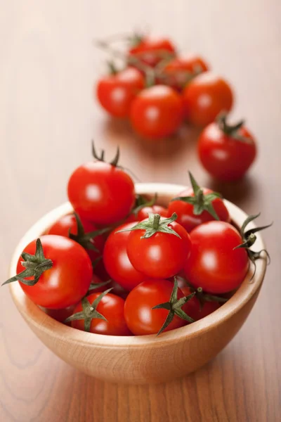 Ripe tomatoes in wooden bowl — Zdjęcie stockowe