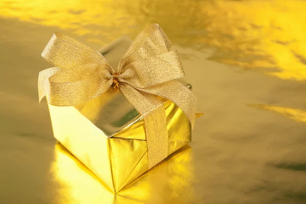 Golden gift box with bow — Stock Photo, Image