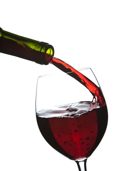 Kırmızı şarap cam izole içine dökme — Stok fotoğraf
