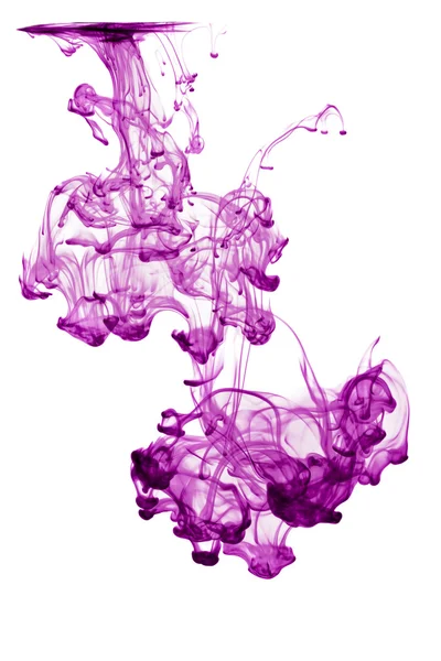 Encre violette abstraite dans l'eau isolée — Photo