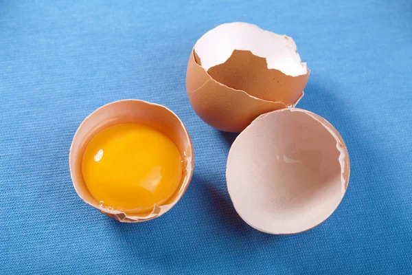 Eieren over blauw — Stockfoto