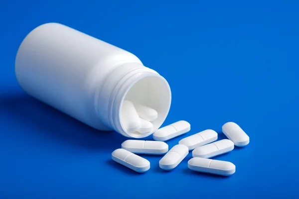 Bílé tablety nad modrá — Stock fotografie