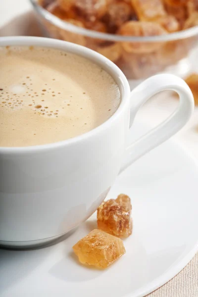 Secangkir kopi dan gula coklat — Stok Foto