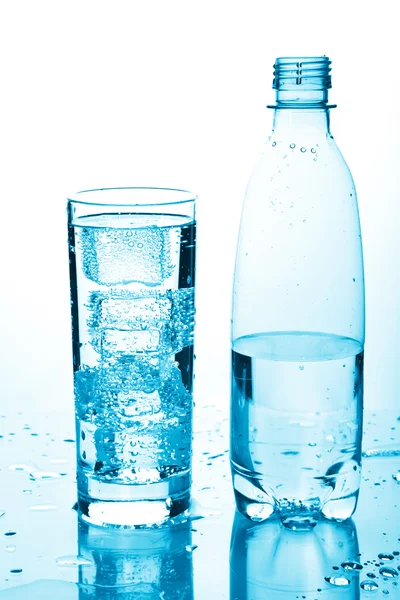 Bicchiere di acqua e bottiglia — Foto Stock