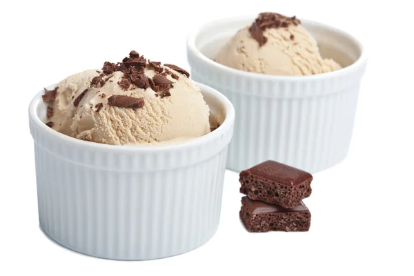 Eis mit Schokolade isoliert — Stockfoto