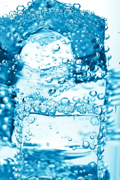 Ijsblokje in water bubbels — Stockfoto
