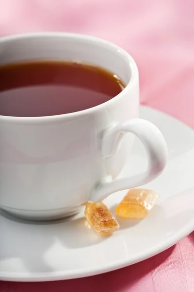 Taza de té sobre rosa —  Fotos de Stock