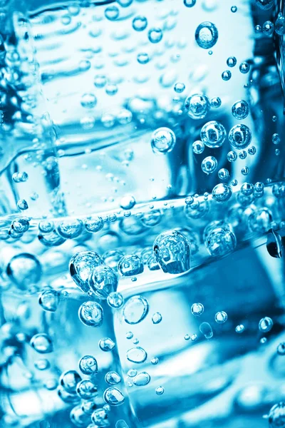 Cubos de hielo en burbujas de agua — Foto de Stock