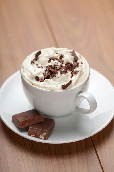 Secangkir kopi dengan coklat — Stok Foto