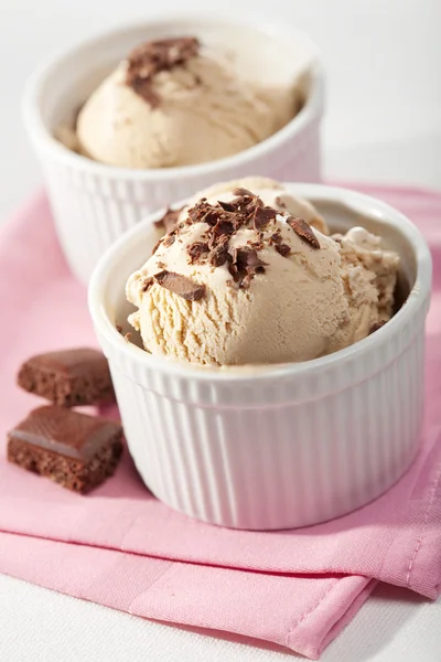 초콜릿을 곁들인 아이스크림 — 스톡 사진