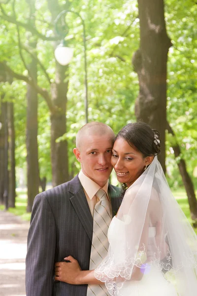 公園で結婚式のカップル — ストック写真