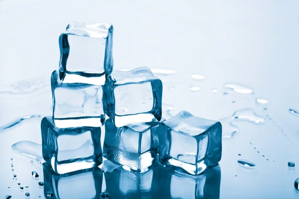 Derretimiento de cubitos de hielo — Foto de Stock