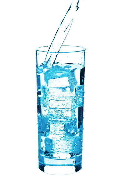 Water gieten in glas geïsoleerd — Stockfoto