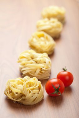 pişmemiş makarna tagliatelle ve domates