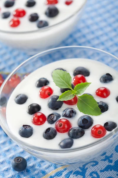 Yogur con bayas —  Fotos de Stock