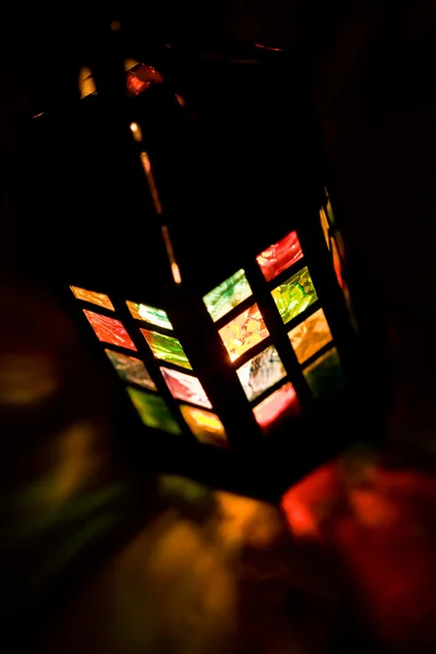 Karanlıkta yanan renkli fener — Stok fotoğraf