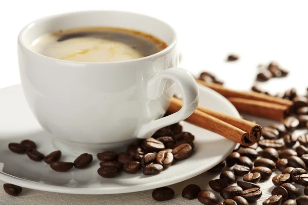 커피와 볶은 콩 절연 컵 — 스톡 사진
